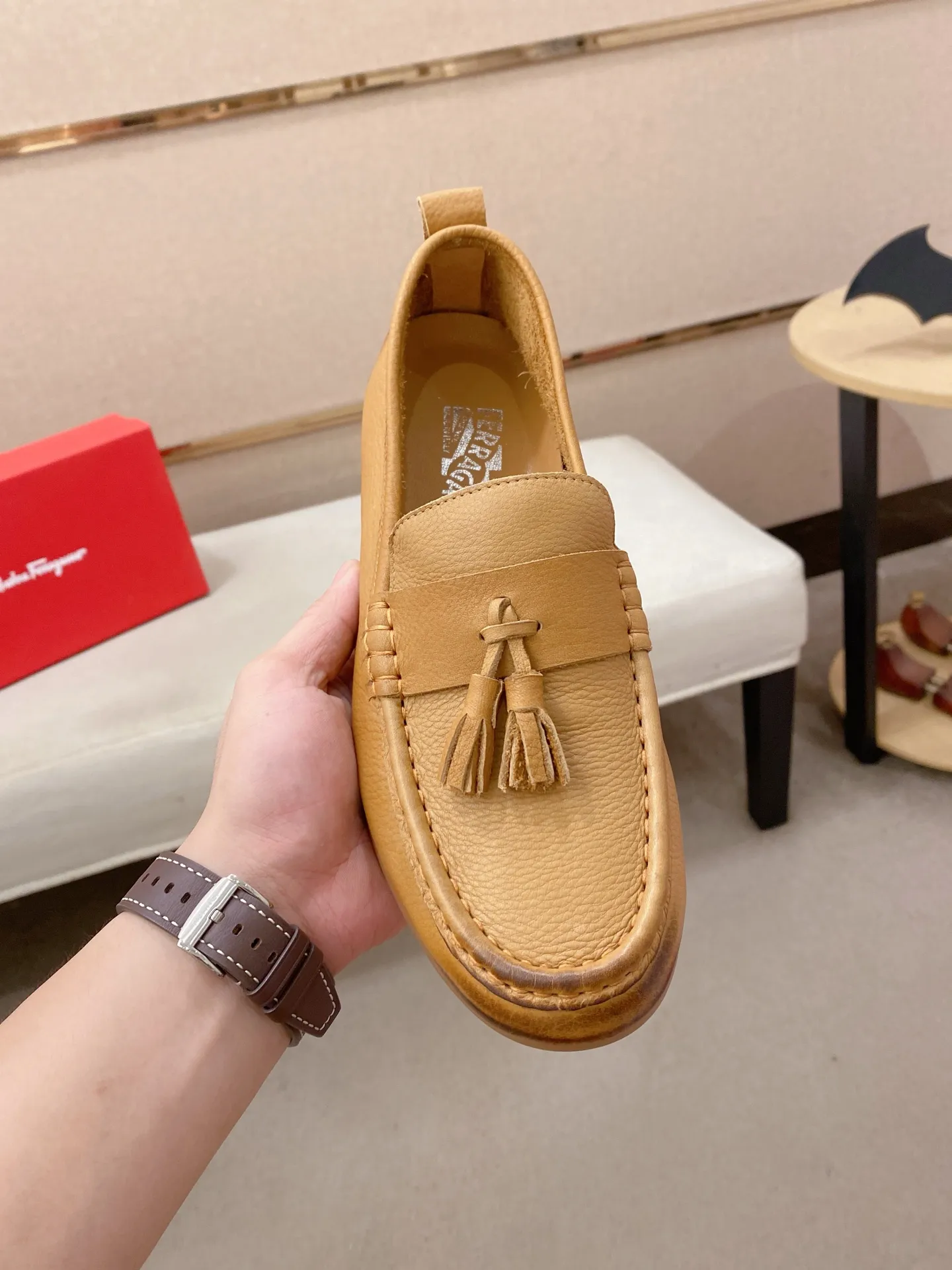 Factory price 500💰 Original Ferragamo men's shoes! The world's top brands...Luxury quality...//Fashion and high-end footwear 👍💪🏻...give you a low-key luxury comfort experience👍. The upper is made of pure Italian imported original cowhide and sweat-absorbent sheepskin lining. It is comfortable and breathable, high-end and classy... luxurious and noble!! .. OEM factory shipment [Hug] stall.. Original board. Welcome to taste..38--44.
